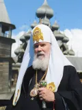 Патриарх Алексий II около церкви Преображения в Кижах (Карелия)