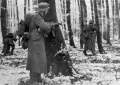 Немецкие солдаты ведут бой в Арденнских лесах. Декабрь 1944