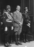 Обергруппенфюрер СС Йозеф Дитрих, Адольф Гитлер и рейхсфюрер СС Генрих Гиммлер. Берлин. 20 апреля 1937