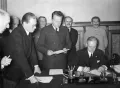 Министр иностранных дел Германии Иоахим фон Риббентроп подписывает советско-германский договор о дружбе и границе. Москва. 28 сентября 1939