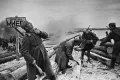 Даёш Киев. Советские сапёры наводят переправу через Днепр в ходе Киевской наступательной операции во время Великой Отечественной войны. Ноябрь 1943