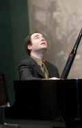 Александр Мельников за роялем