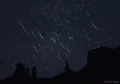 Изображение метеорного потока Леониды над Моньюмент-Валли