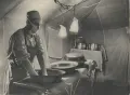 Хирург обрабатывает руки перед операцией. 1949