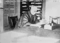Лидер партии Сэйюкай Хара Такаси в кабинете. 1918