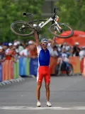 Жюльен Абсалон после  победного финиша в велогонке на Играх XXIX Олимпиады. 2008