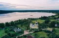 Вид на церковь Преображения Господня и озеро Вехно. Деревня Вехно (Псковская область)