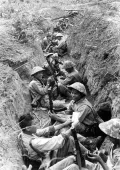 Солдаты Вьетминя отдыхают в траншее перед атакой на Дьенбьенфу. 1954