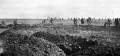Французская пехота идёт в атаку на германские позиции в районе деревни Шмен-де-Дам. 1917