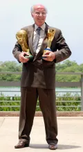 Марио Загалло с завоёванными Кубком Жюля Риме и Кубком Мира ФИФА. 2002