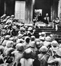 Президент Хо Ши Мин обращается к войскам Вьетминя у гробниц королей Хунгов. 1946
