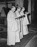 Монахи-бенедиктинцы поют во время службы. 1950