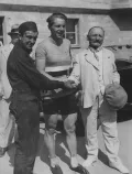Французский велогонщик Роберт Шарпентье (в центре). 1936