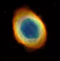 Рис. 1. Планетарная туманность Кольцо (M57, NGC 6720), расположенная в созвездии Лира на расстоянии около 2500 световых лет от Земли. Диаметр туманности составляет около 1 светового года. В центре виден белый карлик, оставшийся от родительской звезды