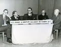 Сеймур Липсет (в центре) на симпозиуме «Человек и цивилизация». Калифорнийский университет в Сан-Франциско. 1961