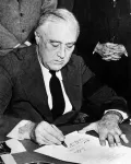 Президент США Франклин Делано Рузвельт подписывает декларацию об объявлении войны Японии. 8 декабря 1941