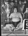 Кубок императора победителю турнира сумо
