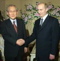 Ли Хве-Чанг, представитель южнокорейской оппозиции и почетный президент партии «Великая страна», и Владимир Путин обмениваются рукопожатием в Сеуле, 28 февраля 2001