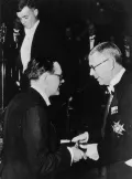 Арчер Мартин получает Нобелевскую премию по химии от короля Швеции Густава VI Адольфа. 1952