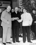 Лидеры «Большой тройки» на Потсдамской (Берлинской) конференции. Слева направо: Уинстон Черчилль, Гарри Трумэн, Иосиф Сталин
