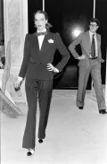 Модель демонстрирует одежду модного дома Yves Saint Laurent. Дизайнер Ив Сен-Лоран. Коллекция весна/лето 1979