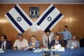 Лидеры партий «Ликуд» и «Маарах» Ицхак Шамир (в центре) и Шимон Перес (2-й справа) подписывают коалиционное соглашение. 13 сентября 1984