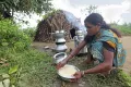Бирхоры. Женщина готовит еду