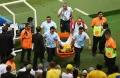  Бомбардира сборной Бразилии Неймара выносят с поля после полученной во время игры травмы