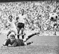 Ладислао Мазуркевич пропускает мяч в матче за 3-е место чемпионата мира по футболу между сборными Уругвая и ФРГ. Мехико. 1970