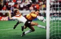 Нападающий сборной Германии Рудольф Фёллер атакует ворота Югославии