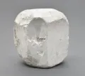 Короткопризматический кристалл буры белого цвета. Озеро Тас-Цайдам (Тибет, Китай)
