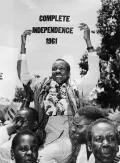 Сторонники несут Джулиуса Ньерере, будущего первого премьер-министра Танганьики, на закрытии двухдневной конституционной конференции. 1961