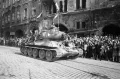 Жители Праги приветствуют советских танкистов. 9 мая 1945