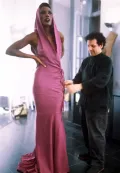 Грейс Джонс на церемонии вручения премии от Французской федерации высокой моды, прет-а-порте, кутюрье и творцов моды в платье по дизайну Аззедина Алайи. 1985