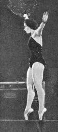 Валерия Волокова во время исполнения циркового танца на проволоке. Фото из журнала: «Советский цирк». 1963. № 5