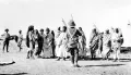 Британские солдаты конвоируют пленных сенуситов
