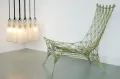 Светильник «Milk bottle lamp» дизайна Тежу Реми и стул «Knotted Chair» дизайна Марселя Вандерса в экспозиции магазина мебели «Droog at home» в Амстердаме