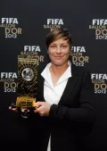 Эбби Уомбах держит свой трофей после победы в номинации «Игрок года ФИФА среди женщин-2012». Цюрих. 2013 