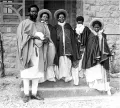 Эндалькачоу Мэконнын (крайний слева) и члены его семьи. 1924