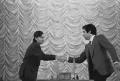 Рукопожатие перед началом партии между Анатолием Карповым и Гарри Каспаровым. Москва. 1984