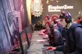 Посетители ярмарки Paris Games Week играют в «Kingdome Come: Deliverance». Париж. 2017