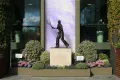 Памятник Фредерику Перри на территории Всеанглийского клуба лаун-тенниса и крокета. 2019