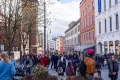 Норвегия. Местные жители и туристы прогуливаются по центральному району Осло. 2018.