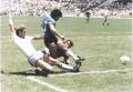 Диего Марадона обходит игроков сборной Англии в матче 1/4 финала чемпионата мира по футболу. Мехико. 1986