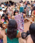 Женщины шингуано во время ритуального обмена моитара. Бразилия, Парк коренных народов Шингу, община Пиюлага. 2011