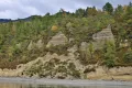 Выходы слоистых песчаников на берегу Телецкого озера. Алтайский заповедник
