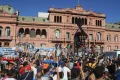 Аргентинские фанаты провожают своего кумира у президентского дворца Каса Росада. Буэнос-Айрес. 2020
