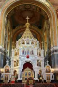 Сень над алтарём в виде шатровой церкви в храме Христа Спасителя в Москве