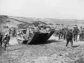 Колонна британской пехоты при поддержке танка Mark I движется к линии боёв. 15–22 сентября 1916