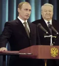 Владимир Путин даёт присягу Президента Российской Федерации. Справа – первый президент России Борис Ельцин. 2000